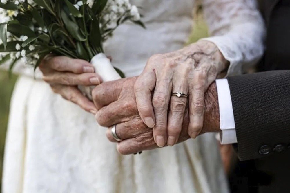 Юбиляры совместной жизни. Свадьба пожилых. Свадьба пенсионеров. Пожилая пара в браке. С юбилеем свадьбы.