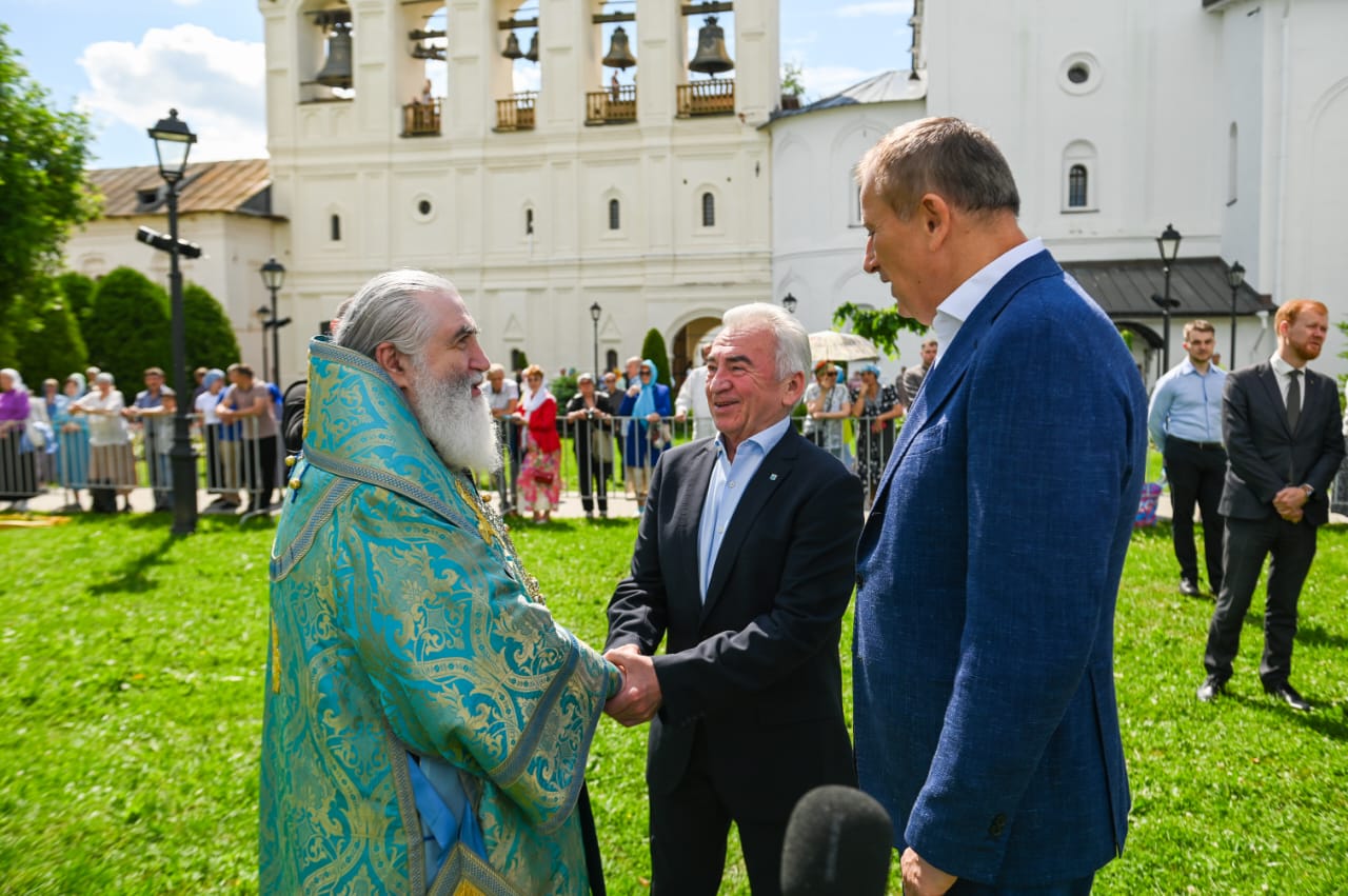 Сергей Бебенин поздравил верующих с 642-летием обретения Тихвинской иконы Божией матери - Вчера, 9 июля, в Тихвинском Богородичном Успенском мужском монастыре прошли масштабные торжества, пр