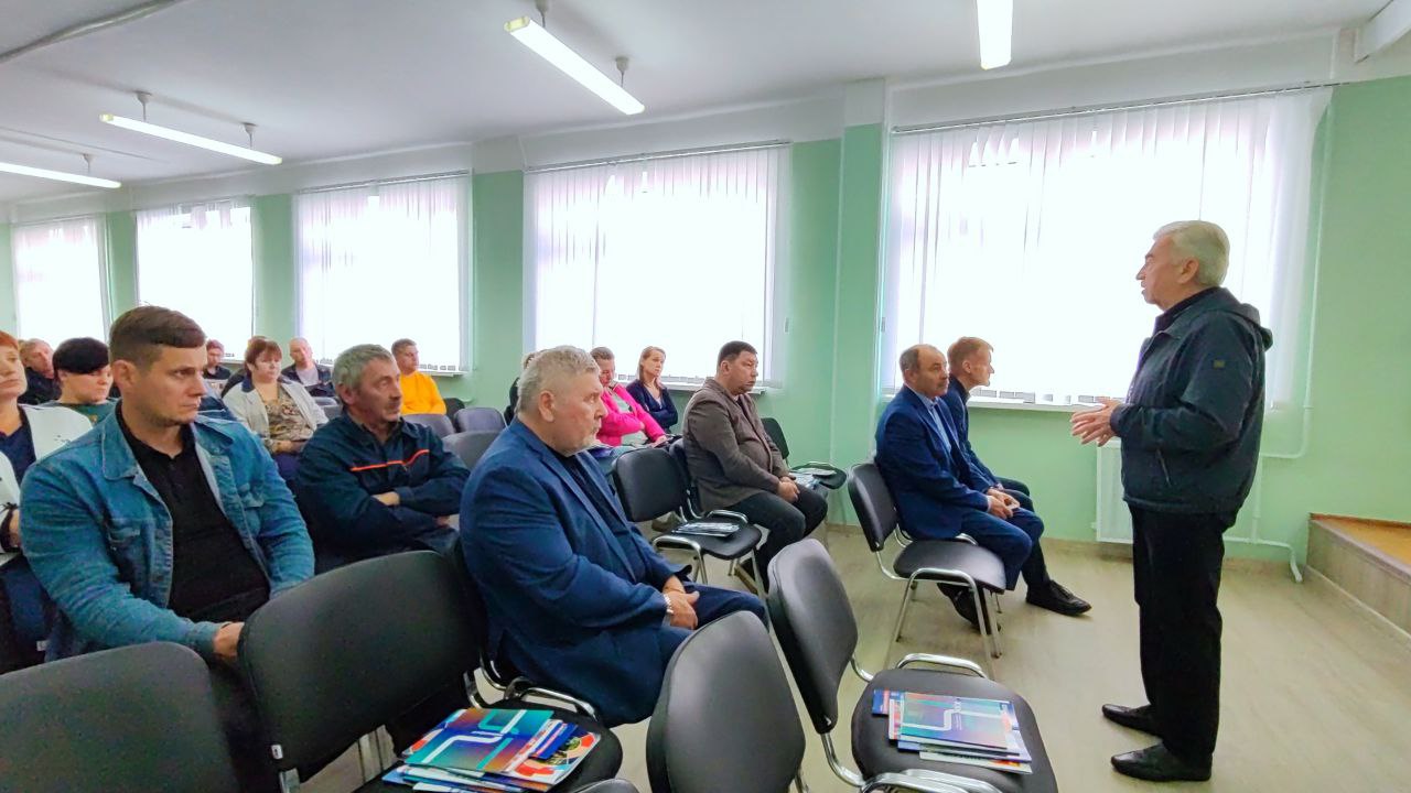 Спикер ЗакСобрания Ленобласти вручил школьникам Подпорожского района яркие наборы с канцелярскими принадлежностями - Вчера, 27 августа, председатель Законодательного собрания Ленинградской области Сергей Бебенин приех